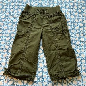 Girls Capri Pants. The Children’s Place. Green. Size 8